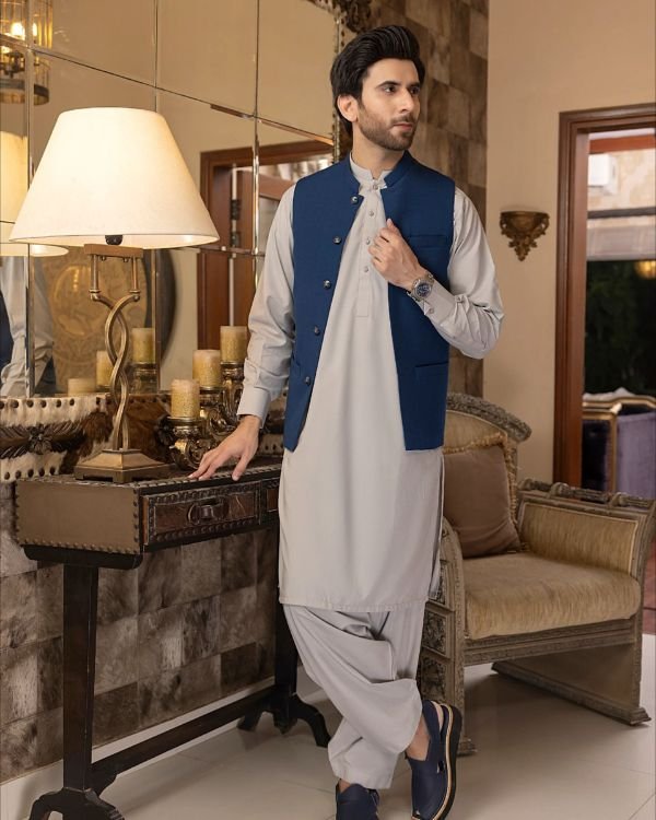 Men wearing shalwar kameez