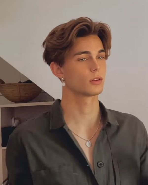 Stylish Classic Middle Part